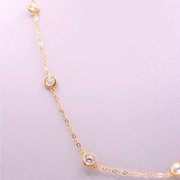 Beautiful fine necklace with white stones - Picture 3 of 3